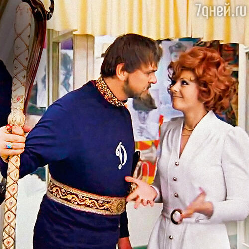 «Папа сильно сдружился с Яковлевым. Помню, дядя Юра купил «Москвич», прав у него еще не было, и гаража тоже. Так он поставил автомобиль на стоянку у нашего дома. И они с отцом часто устраивали посиделки в машине»  Юрий Яковлев и Наталья Селезнева в фильме «Иван Васильевич меняет профессию». 1973 г.