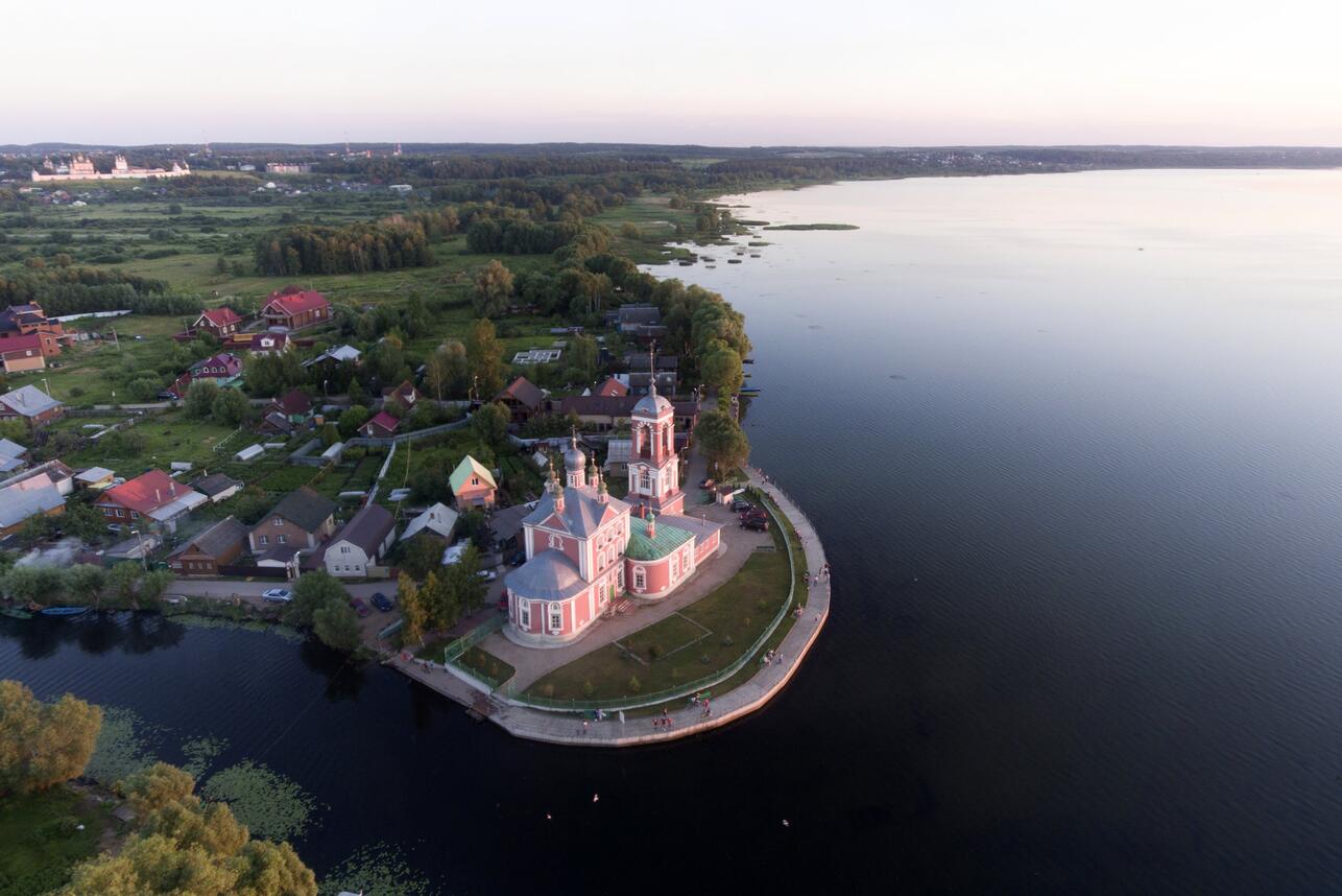 Панорама Плещеева озера с церковью и городом