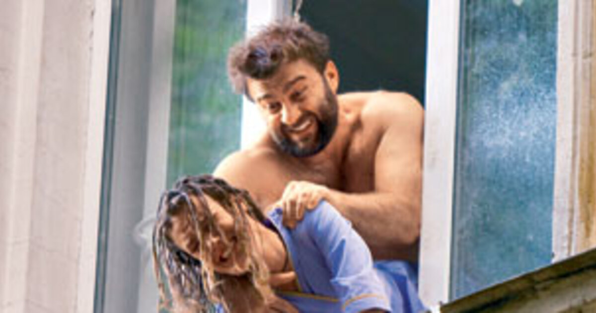 Студент ВК телефонына кеудесін түсіреді.