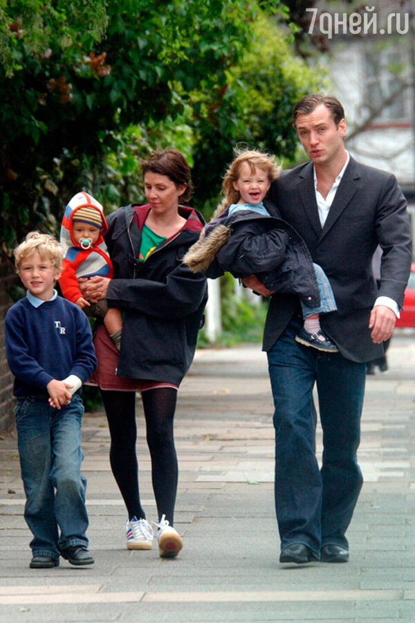 Джуд Лоу с женой и детьми