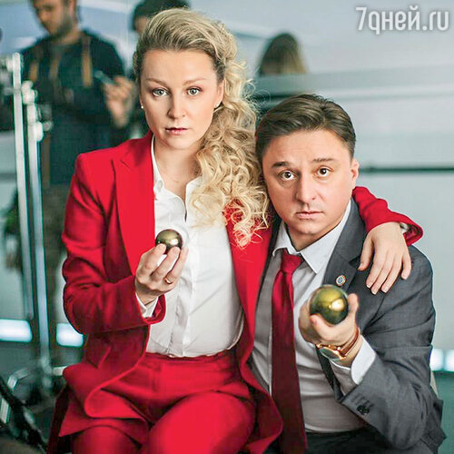 «Чувствую, что градус народной любви стал выше. Особенно это проявляется в местах, где сконцентрировано огромное количество народа. Мне издалека могут махать рукой и кричать фразу моего героя. Значит, попало в зрителя…» С Ольгой Медынич на съемках сериала «БИХЭППИ». 2019 г.