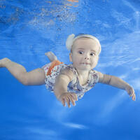 Все о грудничковом плавании: польза, вред процедуры и как найти безопасный бассейн