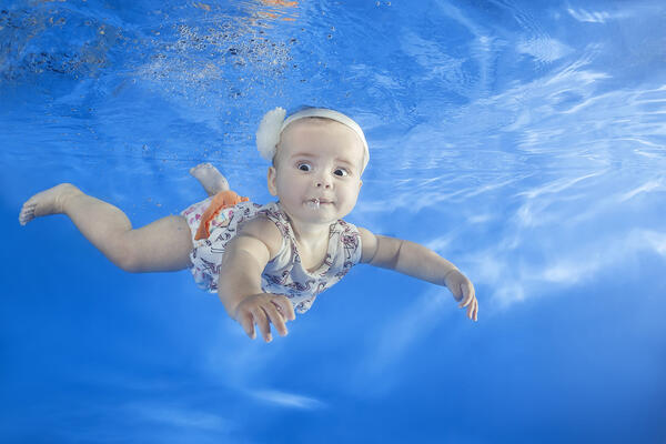 Все о грудничковом плавании: польза, вред процедуры и как найти безопасный бассейн