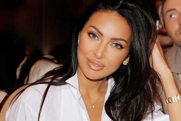 Глубоко беременная Алсу снялась с дочерями на отдыхе — счастлива и спокойна