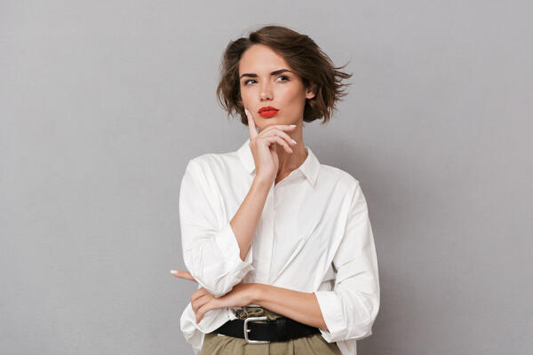 Как небанально вписать белую рубашку в образ?