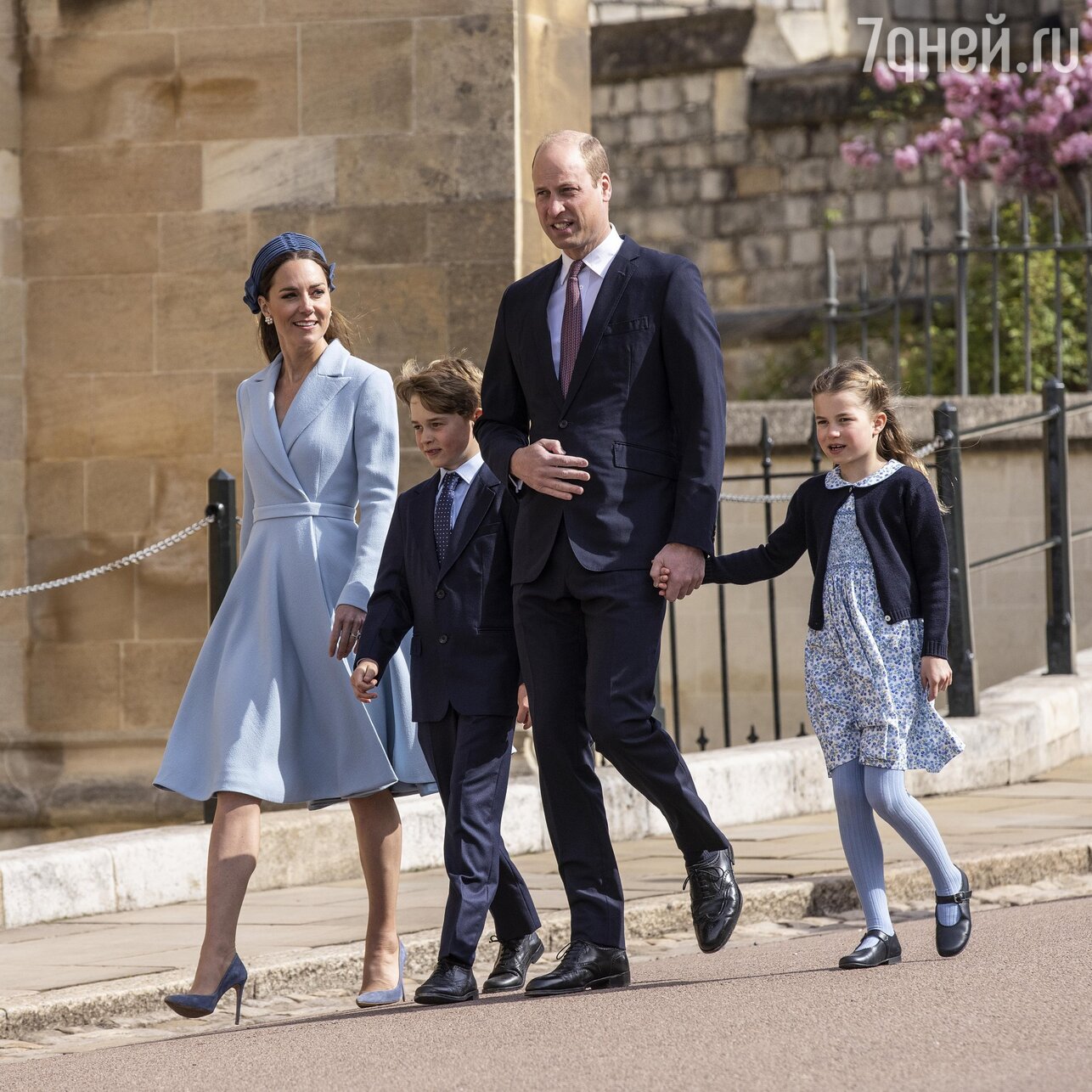 Кейт Миддлтон и принц Уильям со своими старшими детьми - фото