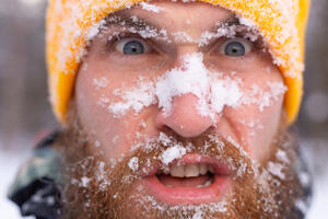 Снега — по брови: Москва бьет исторические рекорды по высоте сугробов