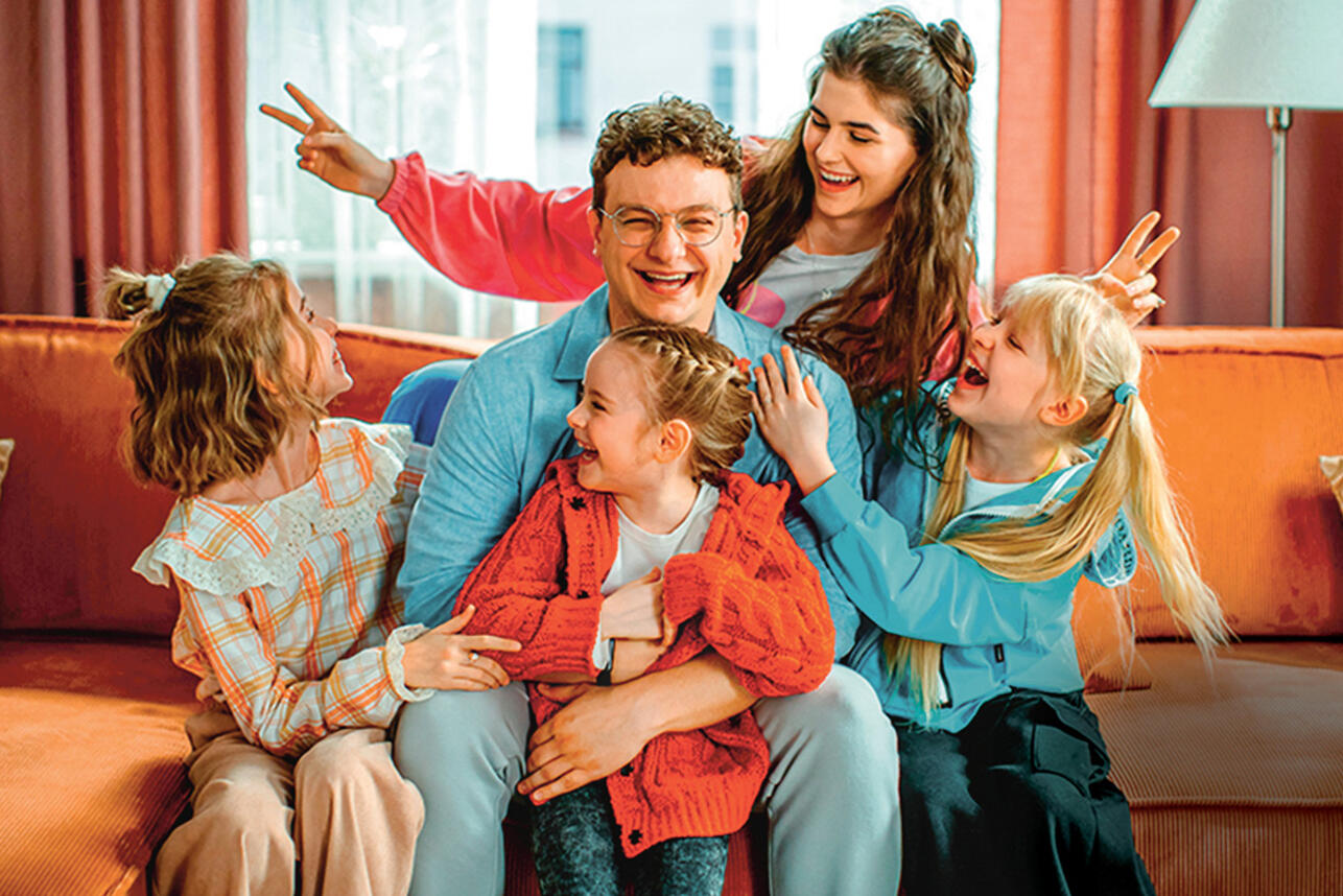 Филипп Бледный с Виталией Корниенко, Полиной Айнутдиновой, Полиной Денисовой и Евой Смирновой