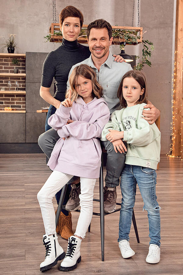 Павел Деревянко с дочерьми и их мамой