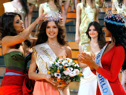 Мисс Россия 2011 Наталья Гантимурова, Мисс Россия 2012 Елизавета Голованова и Мисс Мира 2011 Ивиан Саркос (слева направо)