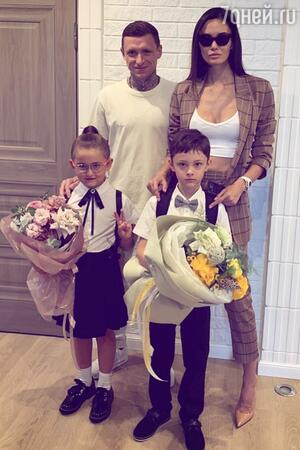Павел Мамаев с женой и детьми