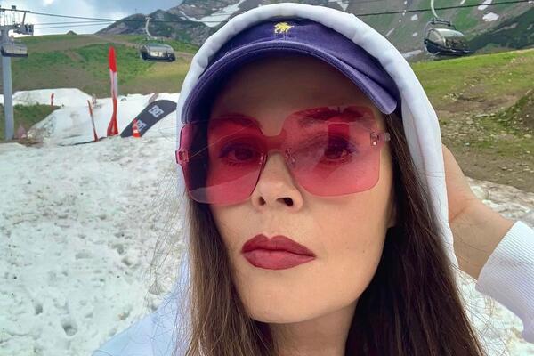 Лицо без макияжа: Андреева сделала честное селфи крупным планом