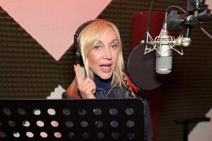 Орбакайте с мужем и дочкой пешком перешли границу — давно мечтали