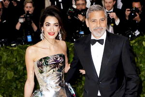 Джордж Клуни: «Амаль провела на бал под  юбкой наших детей!»