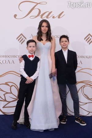 Елизавета Хорошилова с братьями Матвеем и Корнеем