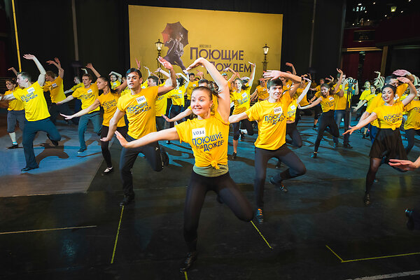 Кастинг в мюзикл «Поющие под дождем» превратился  в масштабный флешмоб