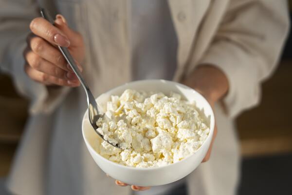 Как есть творог, чтобы усваивался белок — просто добавьте эти продукты