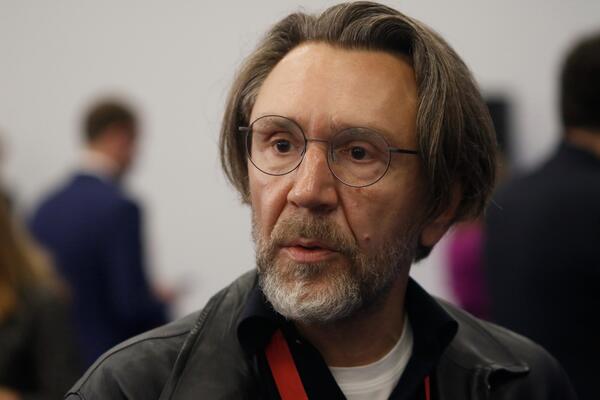 В ушанке и с лопатой: Шнуров показал, где находится после слухов об эмиграции