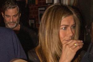 Почти не разлучаются: Энистон появилась на публике с Кертисом после признания своего романа 