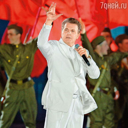 Звонят ребята: «Галя, «День Победы» поет Лева Лещенко!» Было обидно, но все равно благодарна Льву Валерьяновичу, что он смог дать долгую жизнь этой великой песне. Праздничный концерт, посвященный 70-летию Победы в Великой Отечественной войне 1941-1945 годов