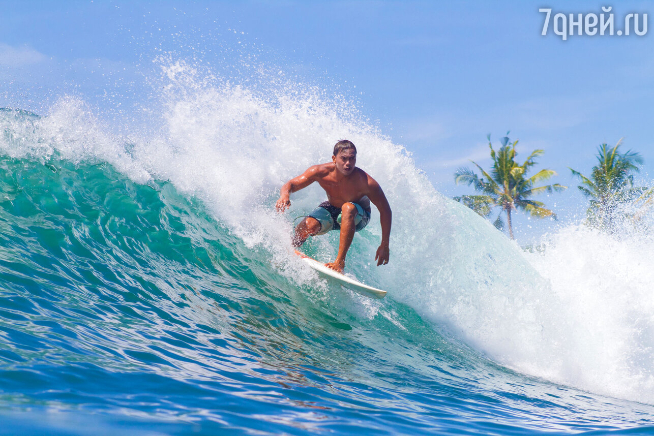 Хочешь быть волной. Ломбок Индонезия серфинг. Серфинг в азиатских странах. Мужчина на Бали. Серфинг на Бали фото мужчины.