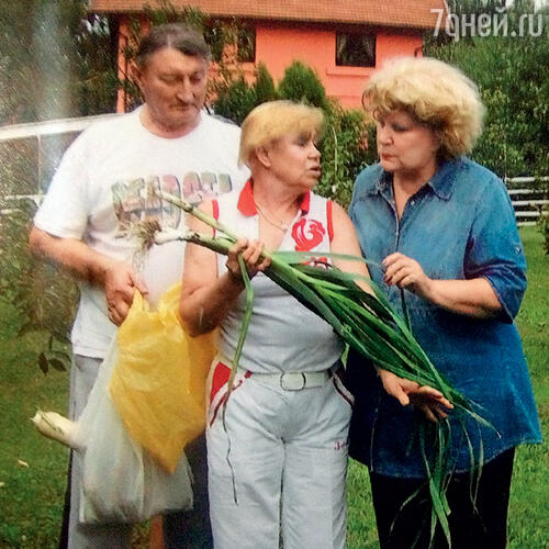Елена Образцова приезжала к нам в гости летом 2014 г. Она была потрясающая женщина — простая в общении  и очень веселая. Анекдоты нам рассказывала и весьма интересовалась моим огородом