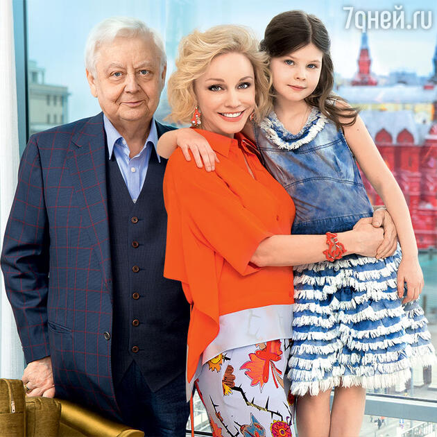 Олег Табаков с женой Мариной Зудиной и дочерью Машей