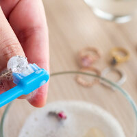 Кока-кола, банановая кожура и помада: чем почистить серебряные украшения в домашних условиях