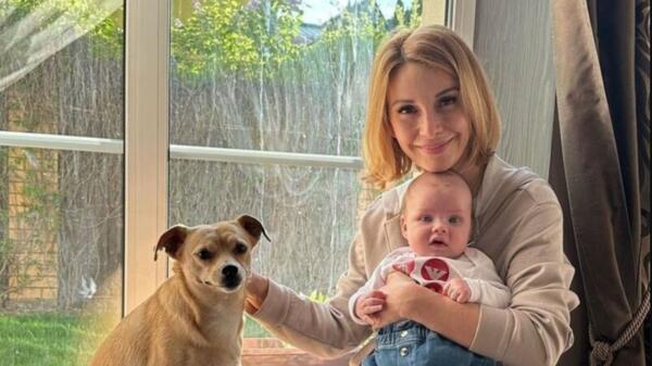 Взяла дочь и улетела: замученная Орлова сбежала из страны после скандала с вечеринкой