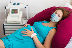 Минздрав обязал женщин с коронавирусом носить маску во время родов