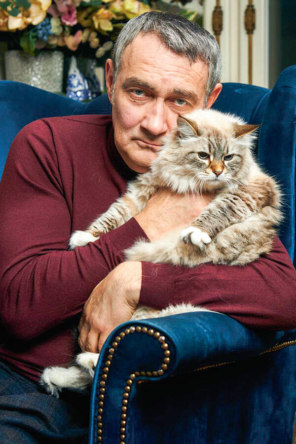 Константин Юшкевич и его мейн-кун. Фото