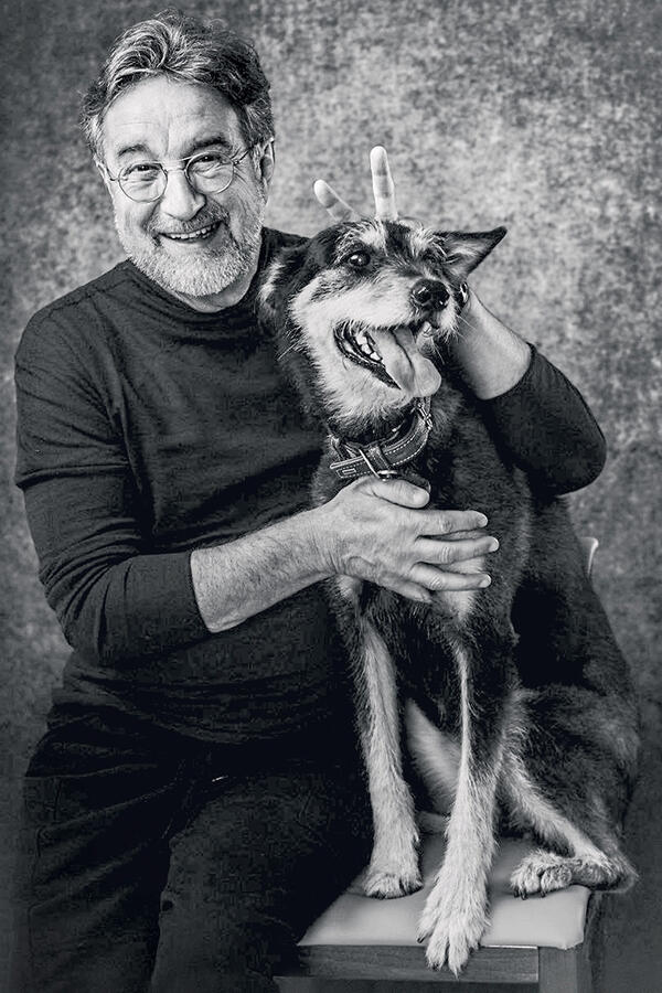 Леонид Ярмольник с дворнягой Дусей. Фото