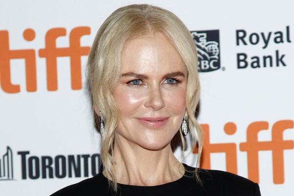 Резко помолодела? С лица 51-летней Николь Кидман исчезли все морщины