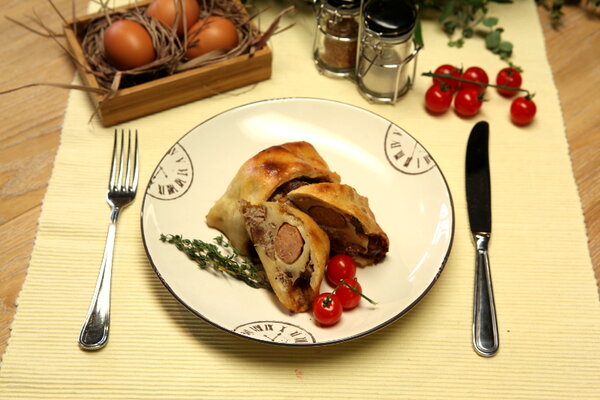 Рулет «Мраморный» с немецкими колбасками: рецепт от ведущей Елены Усановой