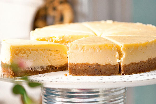 Рецепты от Юлии Высоцкой: «быстрый» чизкейк, сациви и тушеная савойская капуста с луком, специями и клюквой