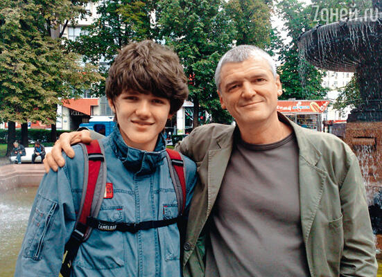 Старший сын Плотникова Илья живет в Алма-Ате. Недавно отец и сын встретились после 15-летней разлуки 