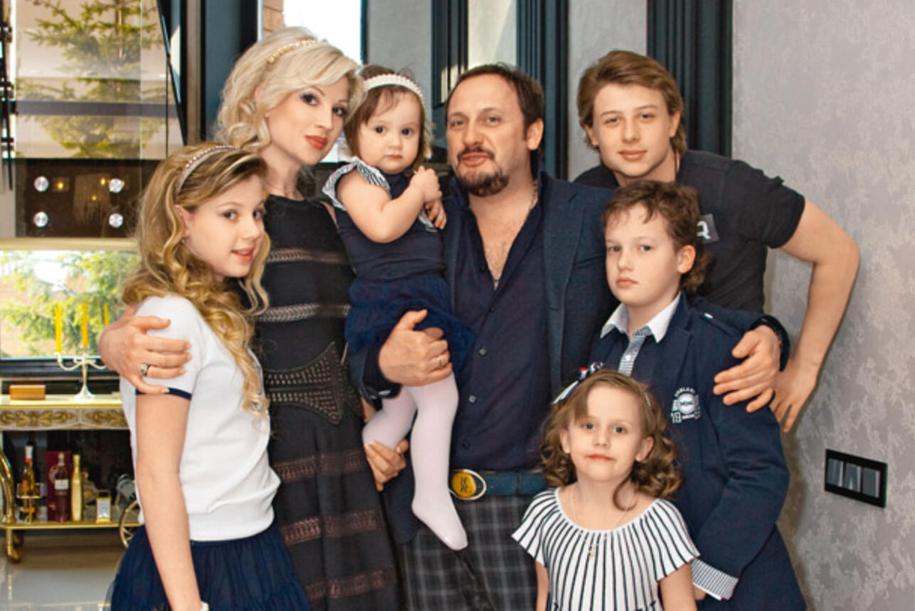 Cтас с женой Инной, сыном Никитой, дочерью Дашей, их общей дочкой Иоанной (на руках) и детьми Инны — Андреем (справа за Никитой) и Евой (слева)