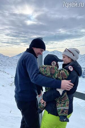 Принцесса Евгения с мужем и сыном - фото