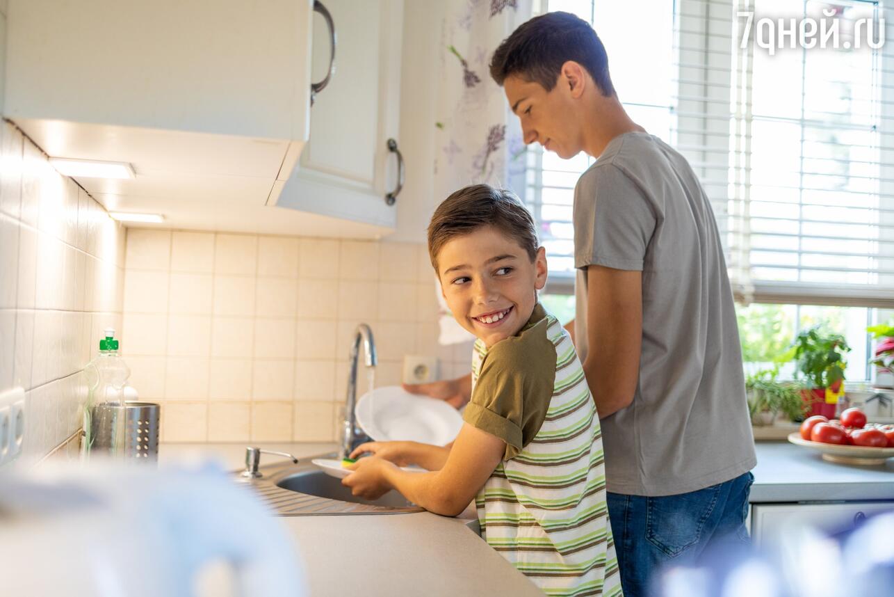 Подросток моет посуду фото. Сын моет посуду я счастлива. The boy is washing.