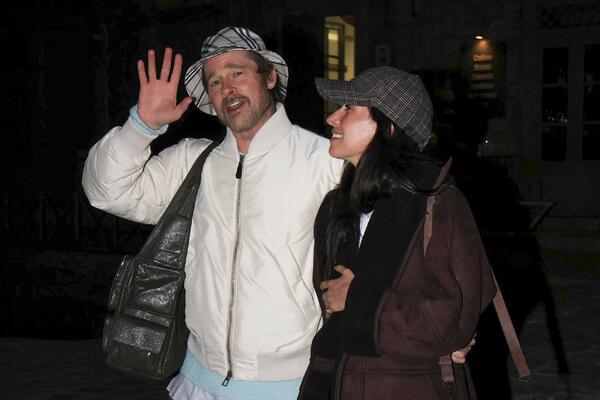 Старается не унывать: Брэд Питт, от которого недавно отрекся сын, появился в Греции    