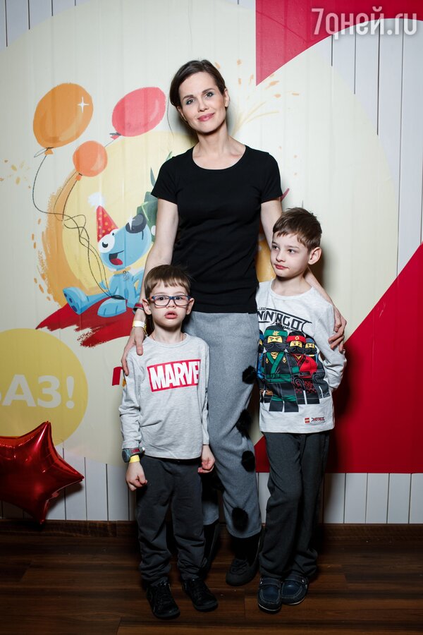 Наталия Лесниковская с сыновьями Егором и Марком