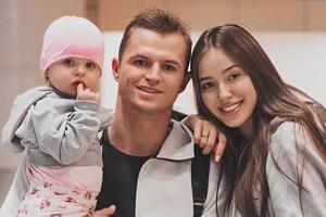 Снова папа: Дмитрий Тарасов показал фото новорожденного ребенка