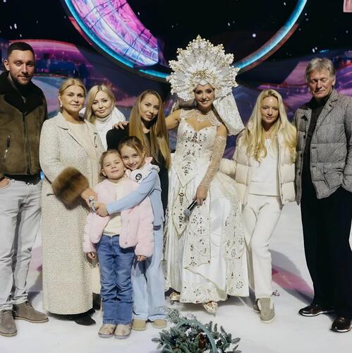 Татьяна Навка с семьей на премьере ледового шоу