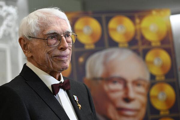 Мороз с подарком, Панайотов — о романтике: как прошел юбилей Зацепина в Кремле