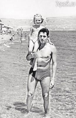 С отцом в Коктебеле. 1963 г.