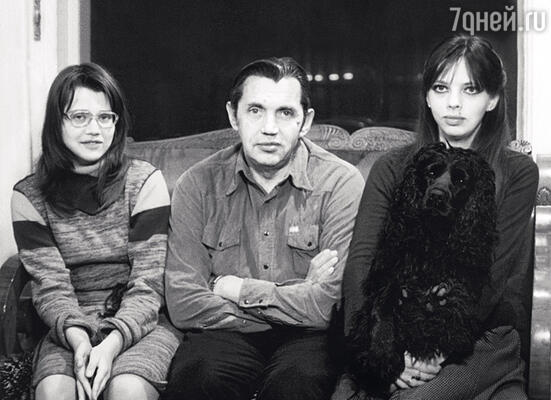 С младшей сестрой Ксенией и отцом. 1983 г.