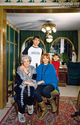 С мамой Аллой Борисовной и сыновьями Митей и Даней в Переделкино