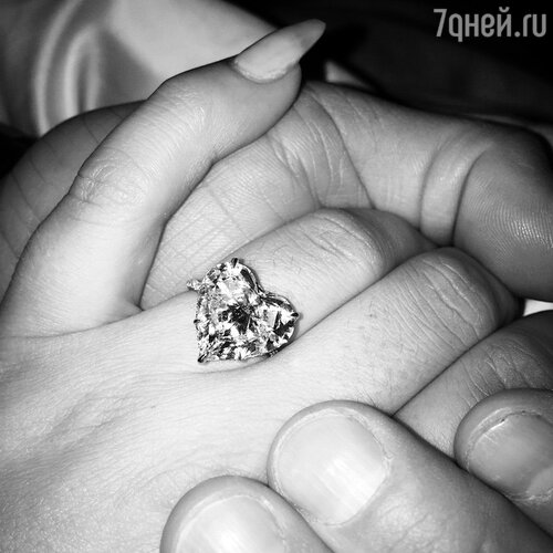 Леди Гага опубликовала снимок кольца из белого золота, инкрустированного бриллиантов в виде сердца