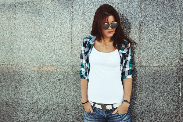 Как правильно носить майку-алкоголичку