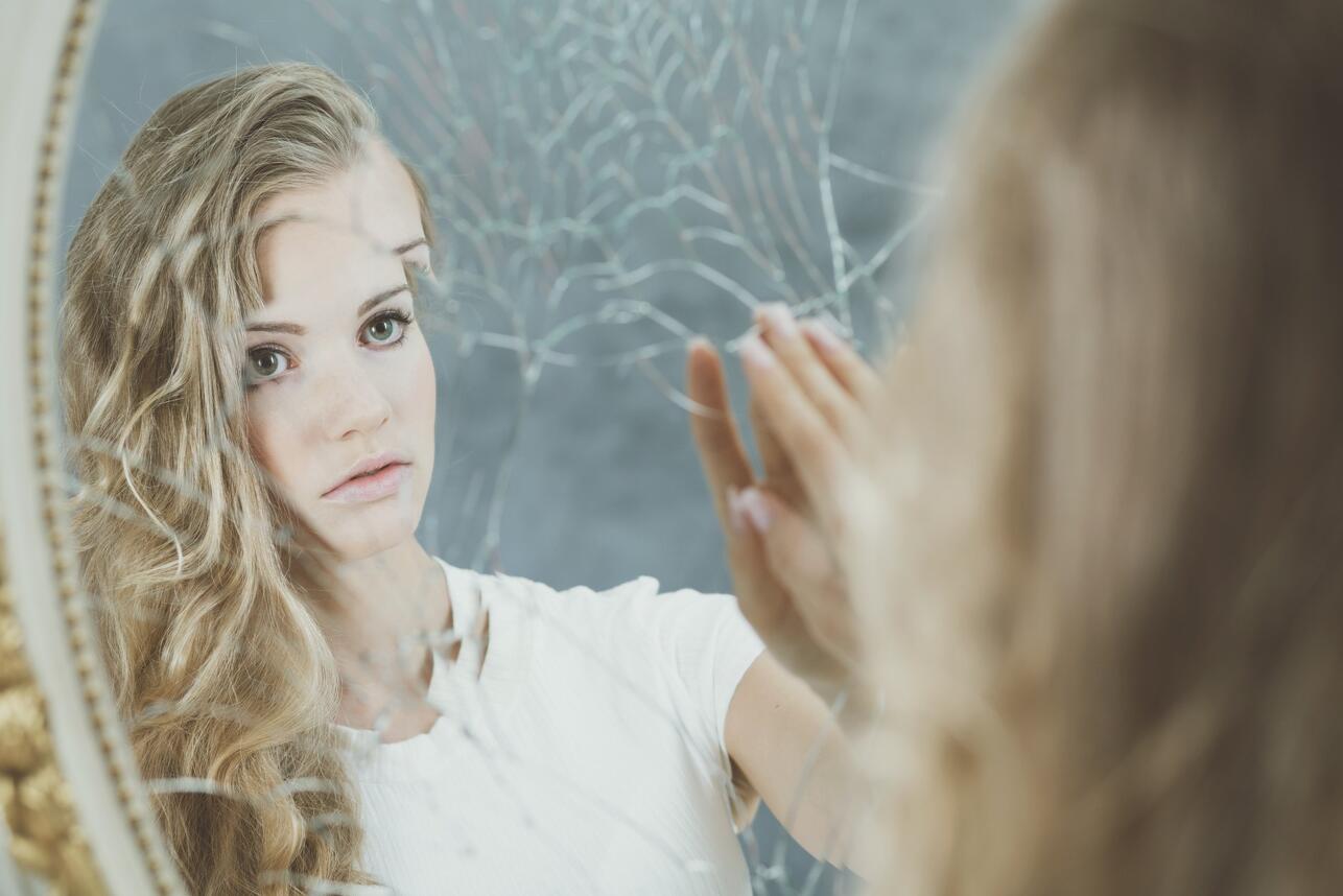 Примета разбить зеркало в доме или на работе: что значит и как поступить с ним